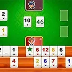 Kolorowe płytki z numerami i jeden z zieloną gwiazdą na drewnianym stojaku na tle zielonego pola