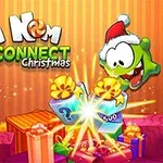 Zielony stworek z czapką Mikołaja unosi się nad świątecznymi prezentami, na pomarańczowym tle z napisem po lewej stronie