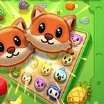 Dwa uśmiechnięte liski na tle planszy z różnymi kolorowymi zwierzątkami i owocami na zielonym tle