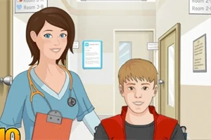 Młoda kobieta w stroju pielęgniarki z ręką na ramieniu chłopca na wózku inwalidzkim w korytarzu szpitalnym