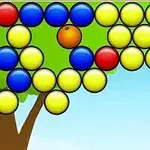 Kolorowe kulki ułożone w rzędach na tle drzewa i nieba