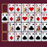 Układ kart w pasjansie z różnymi kolorami i figurami na bordowym tle