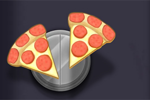 Dwa kawałki pizzy z pepperoni na metalowej łopatce