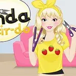 Blondynka w żółtej koszulce z truskawkami, trzymająca nożyczki i prostownicę do włosów, z żółtą kokardą na głowie, na tle różowej sofy i napisu Panda Hair-do