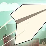 Papierowy samolot szybujący nad miastem na tle nieba z chmurami