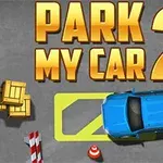 Niebieski samochód zaparkowany na jasnozielonym miejscu z napisem w tle oraz drewniane skrzynie i pachołek na szarej nawierzchni