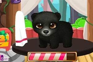 Mały czarny miś stoi na stole w bajkowym wnętrzu z zielonymi drzewami w tle