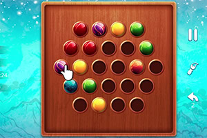 Plansza z drewnianą ramką wypełniona kolorowymi kulkami w otworach na tle nieba z gwiazdami