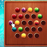 Plansza z drewnianą ramką wypełniona kolorowymi kulkami w otworach na tle nieba z gwiazdami