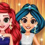 Dwie animowane postacie z dużymi oczami, jedna z długimi czerwonymi włosami i druga z niebieskimi włosami, ubrane w błyszczące suknie na tle złotych zasłon