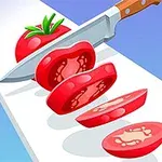 Krojenie pomidora nożem na desce, z trzema plasterkami pomidora widocznymi w jasnym tle