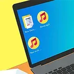 Laptop z niebieskim ekranem, na którym widać ikony plików i kosz na pulpicie