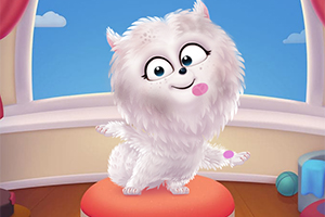 Pluszowy, biały piesek siedzi na czerwonej poduszce w przytulnym pokoju z okrągłym oknem