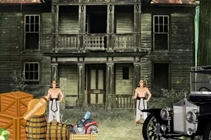 Stary, drewniany dom z dwiema postaciami przed nim, po bokach beczki, skrzynie i zabytkowy samochód