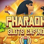 Napisy „Pharaoh Slots Casino” z wizerunkiem faraona, dwóch kotów i złotych monet oraz czterolistnej koniczyny