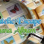 Lupa nad znaczkami pocztowymi z motylami w albumie, z napisem Philatelic Escape Fauna Album