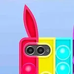 Kolorowe etui z uszami króliczka, ozdobione bąbelkami i miejscem na podwójny aparat, na niebieskim tle