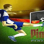 Piłkarz w niebiesko-białym stroju kopie piłkę w stronę bramki na zielonym boisku, z tytułem PinBall Football w prawym dolnym rogu