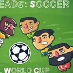 Pięciu kreskówkowych graczy piłkarskich stojących wokół piłki na zielonym tle