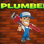 Zabawkowy hydraulik z wielkim kluczem francuskim na tle ceglanej ściany z napisem PLUMBER u góry