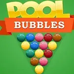 Kolorowe kulki ułożone w trójkąt na zielonym tle z napisami Pool Bubbles