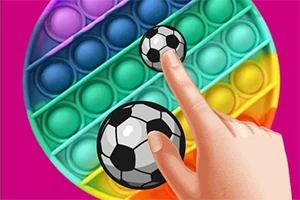 Ręka naciska mini futbolówkę na kolorowej, okrągłej zabawce pop-it