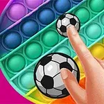 Ręka naciska mini futbolówkę na kolorowej, okrągłej zabawce pop-it