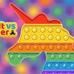 Tęczowy pop it w kształcie jednorożca na kolorowym, rozmytym tle z napisem „Pop It vs Spinner”