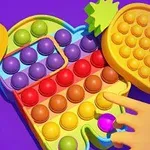 Kolorowy pop it w kształcie astronauty z jabłkiem i ananasem oraz ręka naciskająca jeden z guzików na fioletowym tle