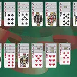 Karty do gry ułożone w kilku kolumnach z jednym asem pik na boku