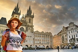 Turystka z plecakiem i kapeluszem stoi na tle średniowiecznej architektury z górującymi wieżami oraz zachmurzonego nieba