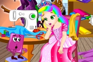 Dziewczynka w różowej sukience i kolorowych włosach siedzi przy stole z maszyną do szycia, rozmawiając z fioletową, animowaną książką