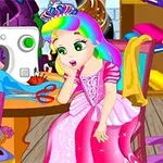 Dziewczynka w różowej sukience i kolorowych włosach siedzi przy stole z maszyną do szycia, rozmawiając z fioletową, animowaną książką