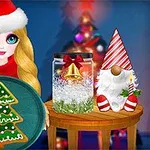 Dziewczyna w czapce Mikołaja trzyma talerz z piernikiem w kształcie choinki; obok stoi stół z ozdobnym słoikiem i figurką skrzata na tle świątecznego wystroju