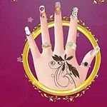 Dłoń z pomalowanymi paznokciami i tatuażem, ozdobiona pierścionkami na fioletowym tle