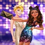 Dwie postacie w eleganckich, błyszczących sukienkach pozują razem na tle kolorowych świateł, trzymając kopertówkę