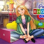 Młoda kobieta z długimi blond włosami siedzi na podłodze w kolorowym pokoju z różowym laptopem i wyświetlonym napisem Princess Shopping Online