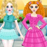 Dwie postacie w kolorowych sukienkach, jedna blondynka w błękitnej sukience z torebką, druga rudowłosa w różowej sukience, stoją na tle ogrodowego tarasu z widokiem na morze