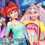 Trzy uśmiechnięte postacie kobiece w kolorowych, nowoczesnych strojach stojące przed klubem nocnym