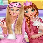 Dwie postacie w piżamach, jedna z koroną i króliczkiem, druga z opaską na oczy, trzymająca babeczkę