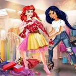 Dwie kobiety w sklepie pełnym ubrań, jedna z nich przymierza czerwoną bluzkę, a druga trzyma torebkę, wokół leżą porozrzucane ubrania i pudełka