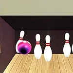 Fioletowa kula uderza w kręgle ustawione na drewnianej podłodze