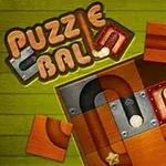 Układanka z drewnianymi i metalowymi elementami na zielonym tle z widocznymi literami układającymi się w Puzzle Ball