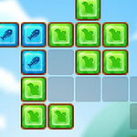 Kolorowe bloki z zielonymi obrazkami ślimaków i niebieskimi rybimi ośćmi na tle nieba i chmur