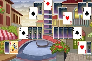 Karty do gry ułożone w rozmaitej formacji na tle malowniczego, weneckiego kanału z mostem i budynkami