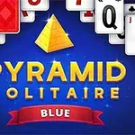 Niebieskie tło z żółtą piramidą, otoczoną kartami do gry i dużym napisem PYRAMID SOLITAIRE BLUE
