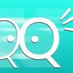 Białe litery QQ z kropkami w środku na jasnoniebieskim tle, otoczone symbolami linii sugerującymi uwagi lub dźwięki