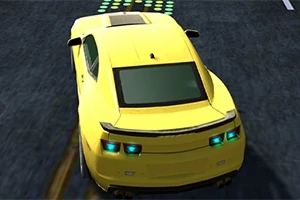 Żółty sportowy samochód w ruchu, widziany od tyłu na ciemnej drodze