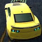 Żółty sportowy samochód w ruchu, widziany od tyłu na ciemnej drodze