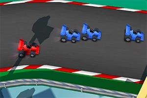 Cztery zdalnie sterowane samochodziki wyścigowe, trzy niebieskie i jeden czerwony, jadą po torze z zakrętami i zielono-czerwonymi barierkami